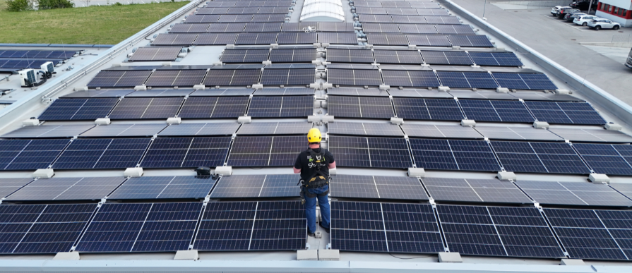 PV-Anlagenüberprüfung durch SUN21 Techniker auf einem Hallendach